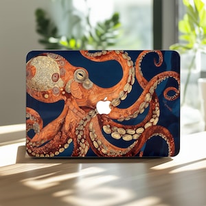 Puede incluir: Funda para portátil con un diseño de pulpo en tonos naranja y dorado sobre un fondo azul oscuro. Se ve el logotipo de Apple. La ilustración del pulpo presenta patrones y texturas detalladas.