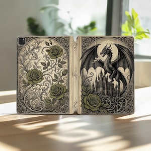 Könnte beinhalten: Eine Tablethülle mit zweiteiligem Design in einer cremefarbenen und dunkelbraunen Farbpalette. Das linke Feld zeigt komplizierte florale Schnörkel und drei Rosen. Das rechte Feld zeigt einen geflügelten Drachen über einem Schloss mit Rosen.