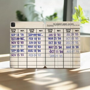 Puede incluir: Una funda para tableta con un diseño de tarjeta de préstamo de biblioteca vintage sobre un fondo crema con líneas de cuadrícula negras. El texto dice THE UNIVERSITY LIBRARY DUE DATE e incluye varias fechas estampadas en tinta azul.
