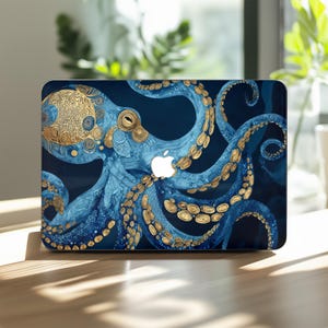Puede incluir: Una funda para portátil con una detallada ilustración de un pulpo en tonos azules y dorados. El diseño incluye patrones y texturas intrincados, con el logotipo de Apple visible. El fondo es de color azul oscuro.