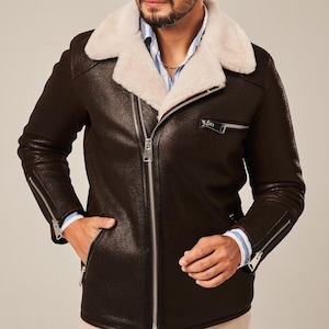 Herren Schaffell Fliegerjacke | Brauner Pilotenmantel mit Weißem Pelz | Warmer und leichter Schaffell-Ledermantel