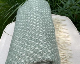 Manta de lana de Nueva Zelanda de primera calidad, color verde salvia claro, ideal para sofá o sillón. Medidas: 55 x 79 pulgadas. Cubrecama de lana de lujo con diseño de cuadrícula. Un regalo de lujo.