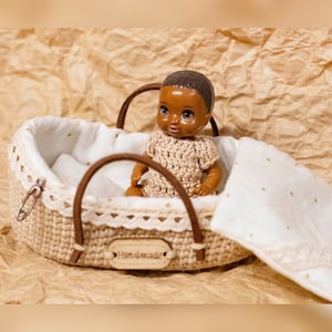 Mini Puppenkörbchen für Babypuppe 6,5 - 8 cm / Miniatur Puppenbett / Korb / Korbwiege / Babybett