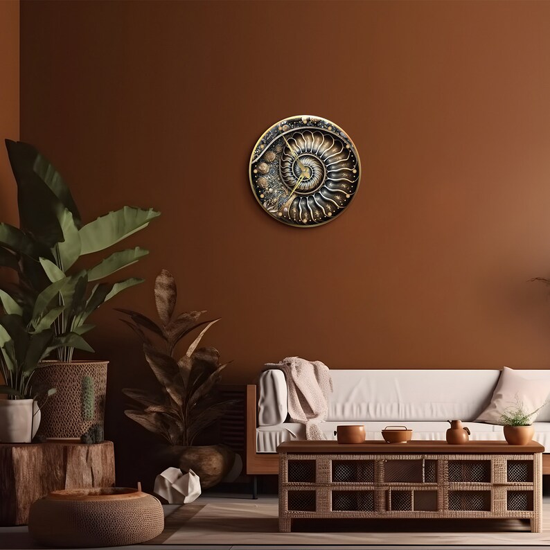 Puede incluir: Un reloj de pared dorado y negro con un dise&ntilde;o en espiral. El reloj est&aacute; colgado en una pared marr&oacute;n en un sal&oacute;n con un sof&aacute; blanco y una mesa de caf&eacute; de madera.