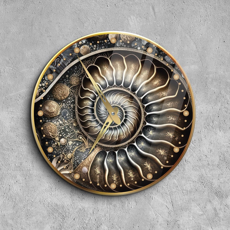 Puede incluir: Un reloj redondo con marco dorado y dise&ntilde;o en espiral negro y dorado. La esfera del reloj presenta un patr&oacute;n de concha de nautilus con un esquema de color dorado y negro.