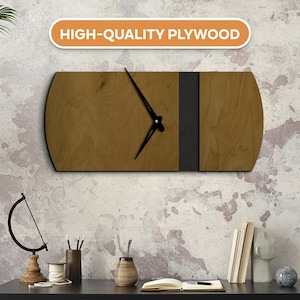Op de afbeelding: Een houten klok met zwarte wijzers en een zwarte streep over de wijzerplaat. De klok is gemonteerd aan een muur met een getextureerd oppervlak. "HIGH-QUALITY PLYWOOD" staat in oranje op een witte rechthoek.