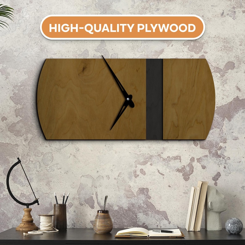 Op de afbeelding: Een houten klok met zwarte wijzers en een zwarte streep over de wijzerplaat. De klok is gemonteerd aan een muur met een getextureerd oppervlak. "HIGH-QUALITY PLYWOOD" staat in oranje op een witte rechthoek.