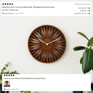 K&ouml;nnte beinhalten: Eine Holzuhr mit einem Sonnenstrahl-Design. Das Zifferblatt der Uhr ist braun mit silbernen Akzenten. Die Zeiger der Uhr sind wei&szlig;. Die Uhr h&auml;ngt an einer wei&szlig;en Wand.