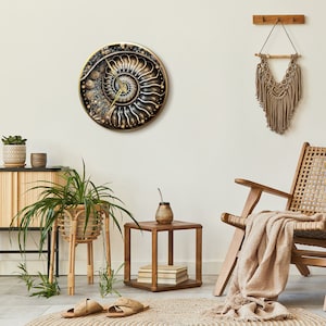 Puede incluir: Un reloj de pared dorado y negro con un dise&ntilde;o en espiral, una pared de macram&eacute;, una silla de madera con un asiento tejido, una peque&ntilde;a mesa auxiliar de madera, una planta en maceta y una taza de cer&aacute;mica marr&oacute;n.