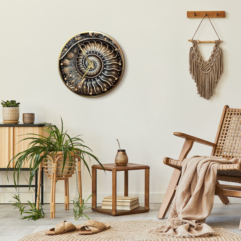 Puede incluir: Un reloj de pared dorado y negro con un dise&ntilde;o en espiral, una pared de macram&eacute;, una silla de madera con un asiento tejido, una peque&ntilde;a mesa auxiliar de madera, una planta en maceta y una taza de cer&aacute;mica marr&oacute;n.