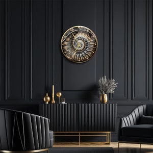 Puede incluir: Un reloj de pared negro y dorado con un dise&ntilde;o en espiral que se asemeja a una concha de nautilus. El reloj est&aacute; colgado en una pared negra con molduras doradas.