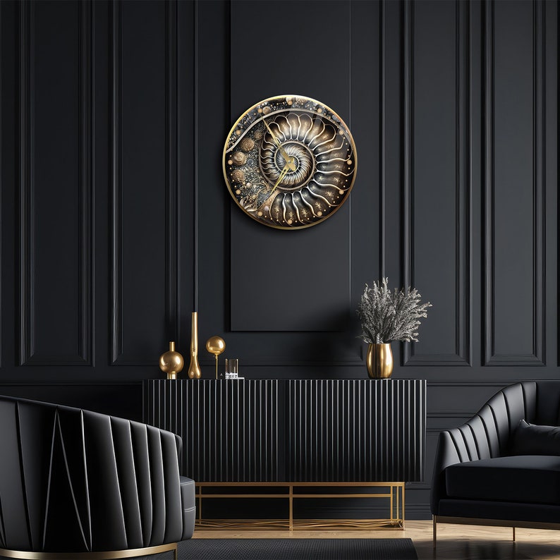 Puede incluir: Un reloj de pared negro y dorado con un dise&ntilde;o en espiral que se asemeja a una concha de nautilus. El reloj est&aacute; colgado en una pared negra con molduras doradas.