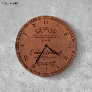 Puede incluir: Un reloj de madera con números romanos y una cita de B.B. King. El reloj está personalizado con el nombre "Evelyn Townsend" y el texto "University of Cambridge 19.08.24".