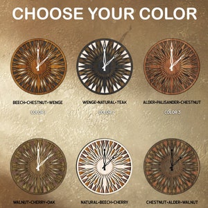 K&ouml;nnte beinhalten: Sechs verschiedene Holzuhr-Designs mit einem Sternburst-Muster. Die Zifferbl&auml;tter der Uhren sind aus Holz mit verschiedenen Holzmaserungen und Farben. Die Uhrzeiger sind schwarz. Der Text unter jeder Uhr lautet "W&auml;hlen Sie Ihre Farbe" und listet die f&uuml;r jedes Design verwendeten Holzarten auf.