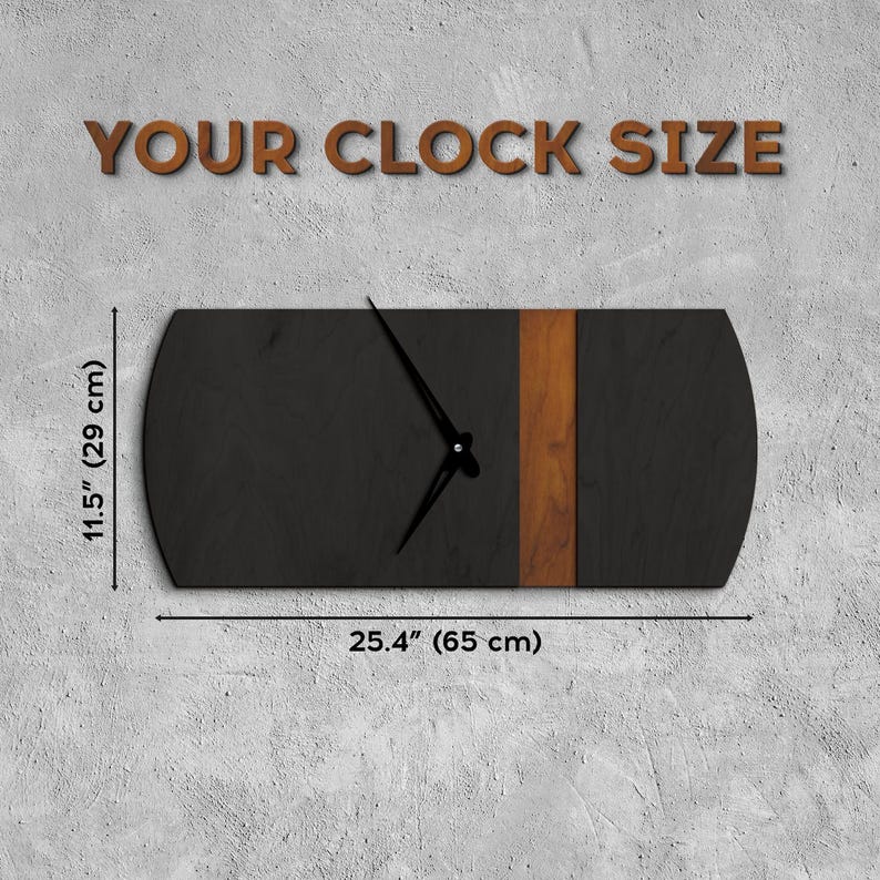 Op de afbeelding: Een zwarte en bruine houten klok met een houtnerfdesign. De klok is 29 cm hoog en 65 cm breed.