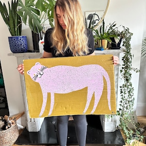 Gran leopardo rosa. Sobre cartón reciclado. Por Nancy Mckie. Obra de arte contemporánea original.