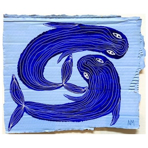 Pez azul - Serie Amor 2024. Sobre cartón reciclado. Por Nancy Mckie. Obra de arte contemporánea original.