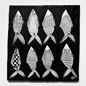 Ocho peces blancos. Sobre cartón reciclado. Por Nancy Mckie. Obra de arte contemporánea original.