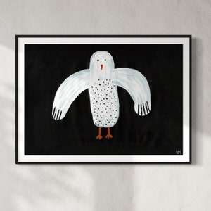 Op de afbeelding: Een witte vogel met zwarte stippen en oranje poten is geschilderd op een zwarte achtergrond. De vogel heeft zijn vleugels uitgespreid en kijkt recht naar de kijker. Het schilderij is rechtsonder getekend met "NM".