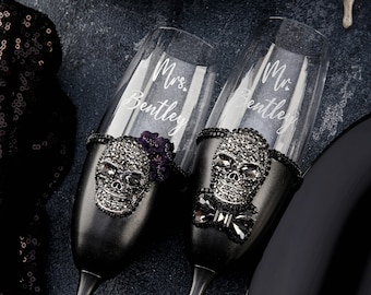 Skull wedding glasses, wedding flutes with skulls, til death wedding decor, spooky wedding glasses, hallowedding, gothic toasting glasses