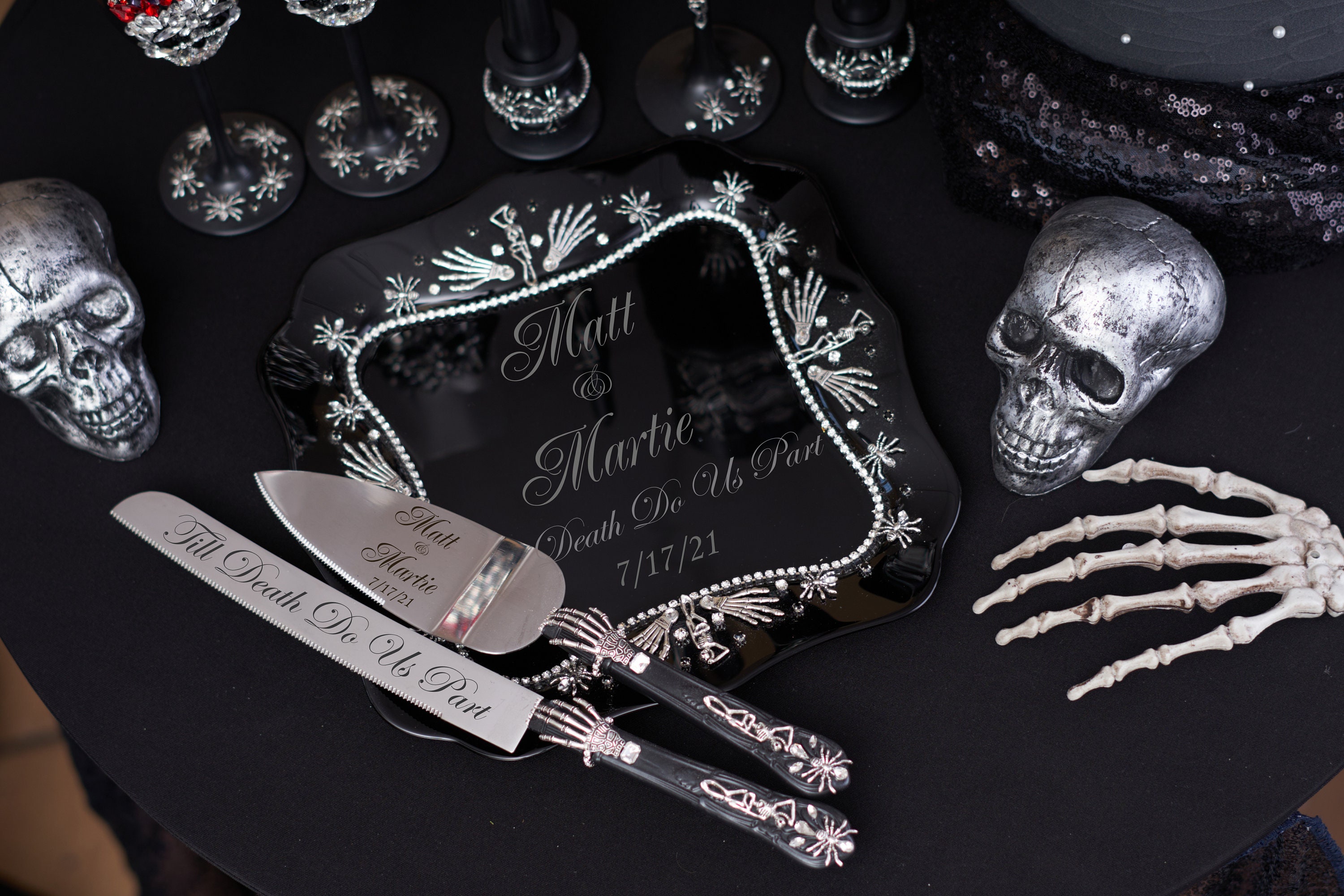 Gothic wedding cake cutting set