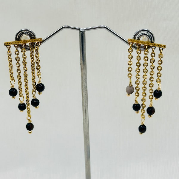 Boucle d'oreille avec sa barre et ses perles accrochées à ses chaînes - Acier Inoxydable - Plaqué Or