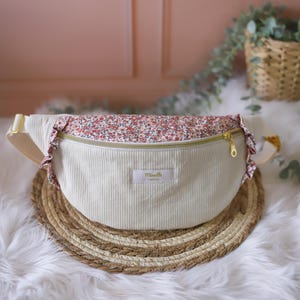 Sac banane velours écru et fleurs pour femme, cadeau maman personnalisé
