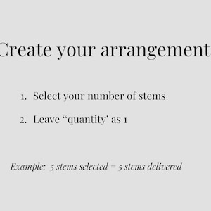 以下が含まれることがあります： ライトグレーの背景に黒い文字で「Create your arrangement. 1. Select your number of stems. 2. Leave &ldquo;quantity&rdquo; as 1. Example: 5 stems selected = 5 stems delivered.」と書かれた情報グラフィック。テキストは無地の背景の中央に配置されています。