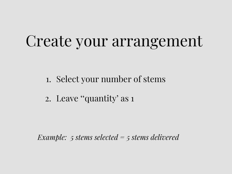 以下が含まれることがあります： ライトグレーの背景に黒い文字で「Create your arrangement. 1. Select your number of stems. 2. Leave &ldquo;quantity&rdquo; as 1. Example: 5 stems selected = 5 stems delivered.」と書かれた情報グラフィック。テキストは無地の背景の中央に配置されています。