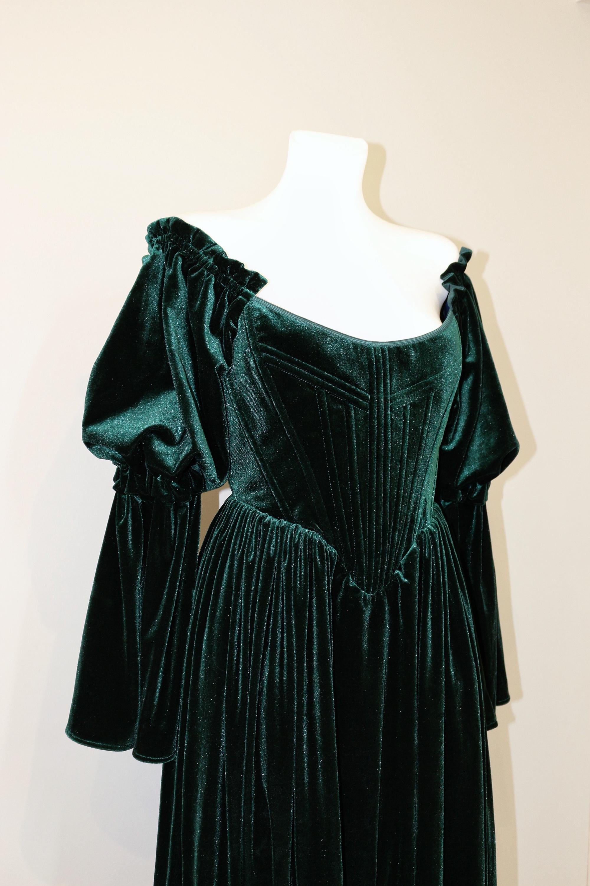 lady danbury green velvet dress My favorite dresses so far are: - Lady Danbury's green velvet Spenser combo - Anything Lady Penwood wears - Benedict's gorgeous tie/waistcoat combo