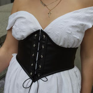 ceinture corset en cuir, corset en cuir sous la poitrine, corset renaissance, corset ren faire, ceinture corset, corset noir, corset médiéval personnalisé