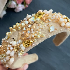 Verziertes beige und gold gepolstertes Stirnband Perlen Stirnbänder für Frauen Gepolstertes Juwelen Haarband Beige gold juwelen Kopfschmuck Tiara