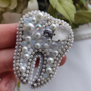 Broche de dientes con cuentas de semillas, joyas de dientes, pasador de dientes bordados, regalo de dentista, joyas únicas