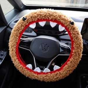 Coprivolante per auto con motivo a mostri soffici, accessori per auto morbidi e ricci fatti a mano all'uncinetto, regalo per lui e per lei, decorazioni di Halloween, custodia per cintura di sicurezza