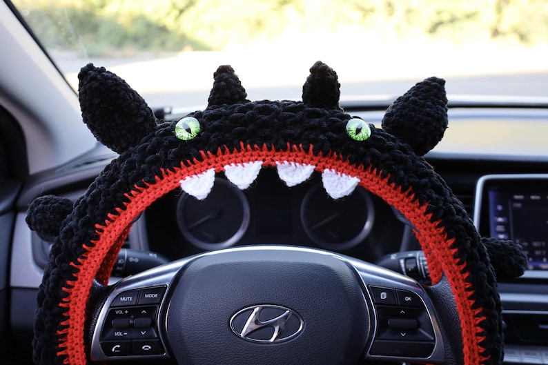Coprivolante a forma di drago, accessorio per auto in peluche all'uncinetto a forma di mostro, decorazione di Halloween Nero