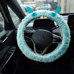 Funda de volante con diseño de conejo esponjoso, accesorio de ganchillo para coche, decoración de Halloween. Light blue