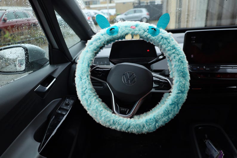 Funda de volante con diseño de conejo esponjoso, accesorio de ganchillo para coche, decoración de Halloween. Light blue
