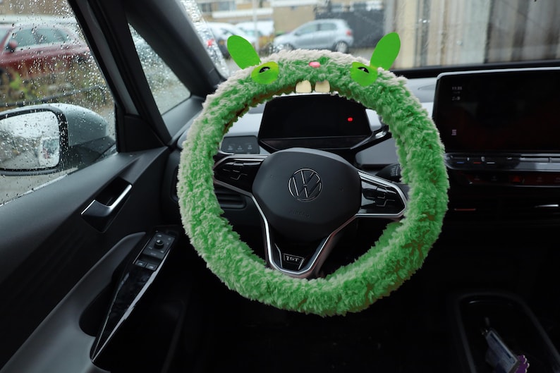 Funda de volante con diseño de conejo esponjoso, accesorio de ganchillo para coche, decoración de Halloween. Verde