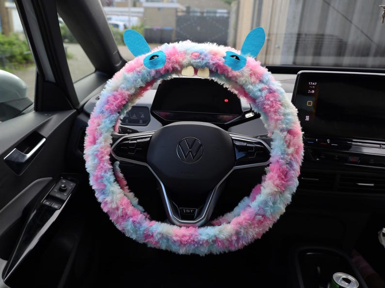 Funda de volante con diseño de conejo esponjoso, accesorio de ganchillo para coche, decoración de Halloween. Light rainbow