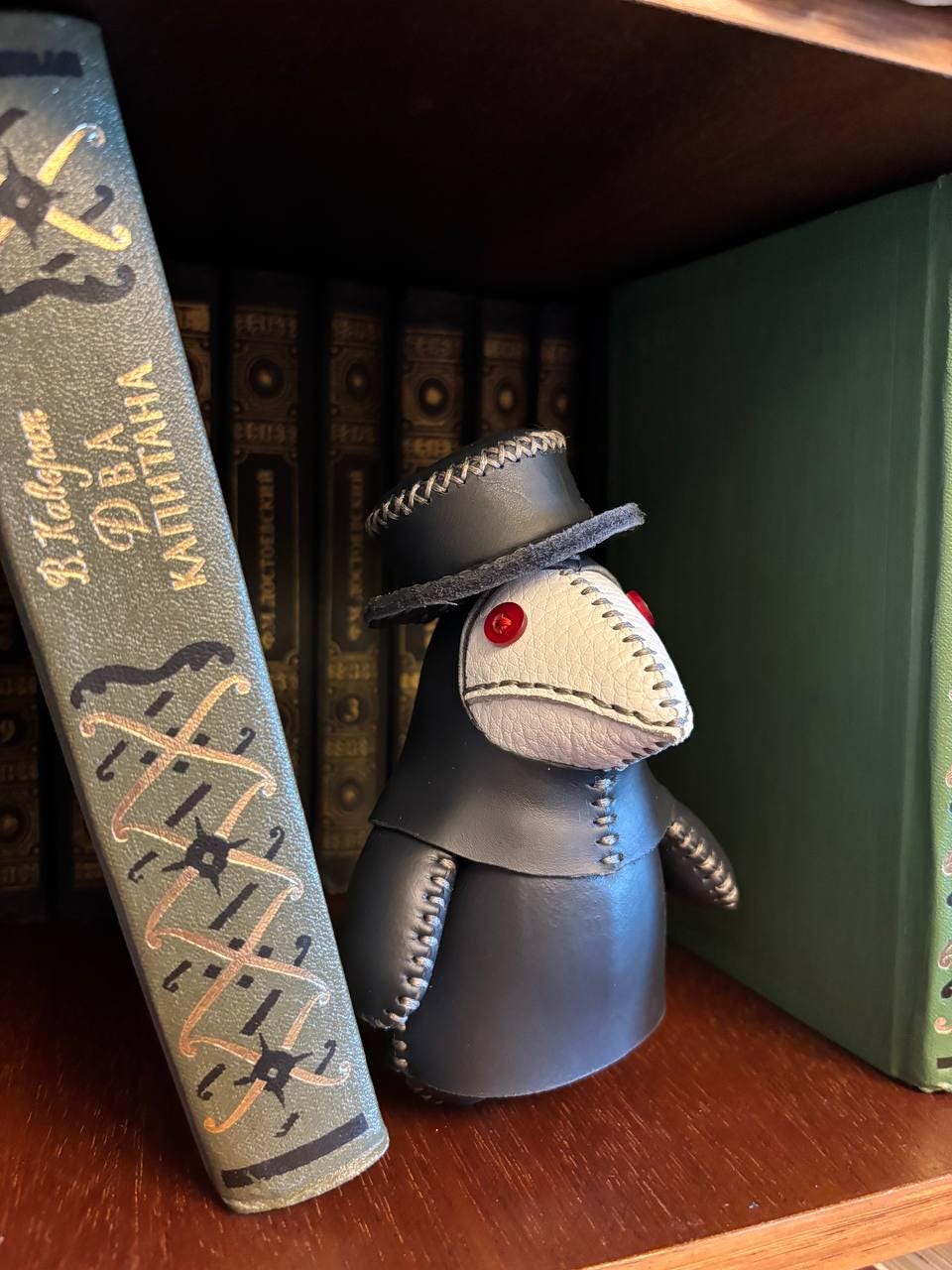 ゴシックペスト医師のおもちゃ - 不気味な棚の装飾、ゴシックな部屋の