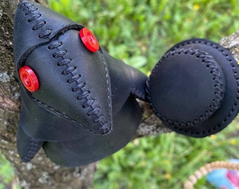 Mini muñeca de Doctor de la Peste, muñeca de Doctor de la Peste, muñeca de Doctor de la Peste de cuero hecha a mano, muñeca gótica, coleccionable misterioso, regalo de inauguración de la casa