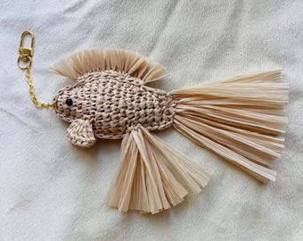 Crochet Raffia Fish Keychain with Gold or Silver Hardware – Fisherman Aesthetic Bag Charm, Natural Fiber Ocean Accessory
