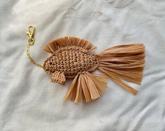Crochet Raffia Fish Keychain with Gold or Silver Hardware – Fisherman Aesthetic Bag Charm, Natural Fiber Ocean Accessory