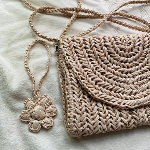 Crochet Raffia Bag & Flower Charm Set – Custom Color Crossbody Bag – Handmade Straw Purse with Matching Accessory