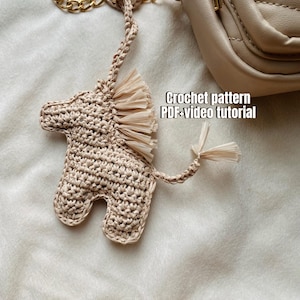 Gehäkelte Pony Taschenanhänger Muster PDF - Süßer Bast Pferd Schlüsselanhänger Anleitung mit Fotos & Video - Amigurumi Pferdeornament DIY