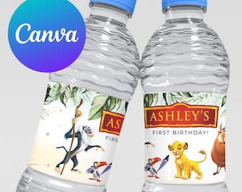 Puede incluir: Dos botellas de agua de plástico transparente con tapas azules. Cada botella tiene una etiqueta con personajes de El Rey León, con el texto "Ashley's First Birthday!" y el logo de Canva.