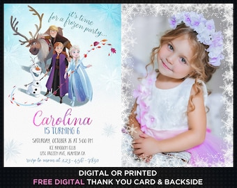 Op de afbeelding: Een uitnodiging voor een verjaardagsfeestje met een Frozen-thema, met personages uit de film en de tekst "It's time for a frozen party...". De uitnodiging bevat de naam "Carolina" en de leeftijd "6", plus een foto van een jong meisje met een bloemenkrans.
