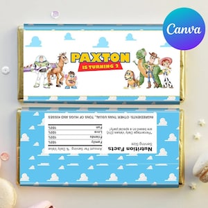 Könnte beinhalten: Zwei Schokoriegel mit Toy Story-Motiv. Der obere Riegel zeigt den Text "PAXTON IS TURNING 2" mit Zeichentrickfiguren. Der untere Riegel hat einen blauen Himmelhintergrund mit weißen Wolken und ein Nährwertkennzeichen.