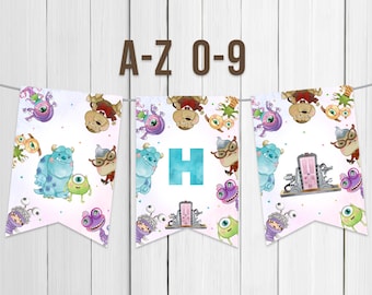 Puede incluir: Una guirnalda de banderines con monstruos de dibujos animados y la letra "H". Las banderas son blancas con un diseño de acuarela y el texto "A-Z 0-9". Los monstruos son en tonos de azul, verde, morado y marrón.