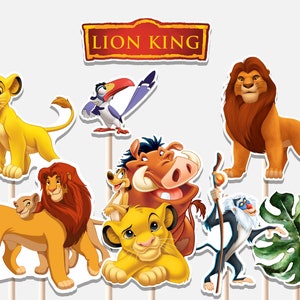 Puede incluir: Una colección de recortes de personajes de dibujos animados coloridos de la película El Rey León, incluyendo a Simba, Mufasa, Timón, Pumba y Rafiki. Los personajes están sobre palitos de madera, con un letrero que dice "Lion King".